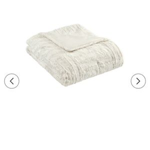 Polar white throwblanket